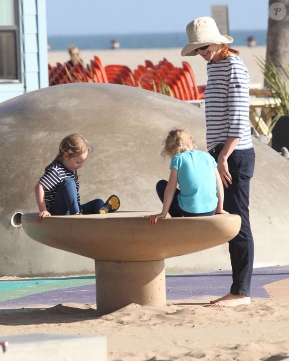 Marcia Cross et ses jumelles Eden et Savannah qui s'amusent sur la plage. Santa Monica, Los Angeles, le 22 avril 2011.