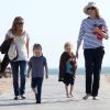 Marcia Cross et ses jumelles Eden et Savannah passent du bon temps à la plage à Santa Monica, Los Angeles, le 22 avril 2011.