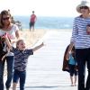 Eden a copié sa maman Marcia Cross en mettant un t-shirt marinière pour aller à la plage à Santa Monica, Los Angeles, le 22 avril 2011.