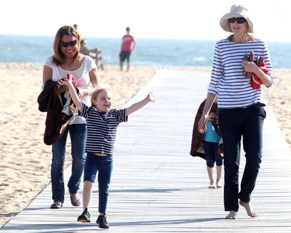 Eden a copié sa maman Marcia Cross en mettant un t-shirt marinière pour aller à la plage à Santa Monica, Los Angeles, le 22 avril 2011.
