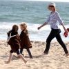 Marcia Cross et ses jumelles Eden et Savannah passent du bon temps à la plage à Santa Monica, Los Angeles, le 22 avril 2011.
