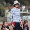 Marcia Cross et ses jumelles Eden et Savannah passent du bon temps à la plage à Santa Monica, Los Angeles, le 22 avril 2011.
