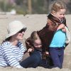 Marcia Cross et ses jumelles Eden s'amusent sur la plage en creusant un trou dans le sable ! Enveloppées dans leur serviette de plage, les jumelles passent du bon temps avec leur mère à Santa Monica, Los Angeles, le 22 avril 2011.