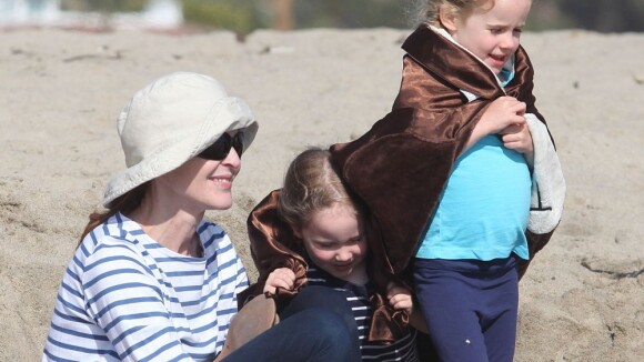 Marcia Cross : Bonheur à la plage avec ses jumelles, sa marinière et son bob !