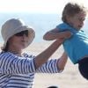 Marcia Cross et ses jumelles Eden et Savannah passent du bon temps à la plage à Santa Monica, Los Angeles, le 22 avril 2011.