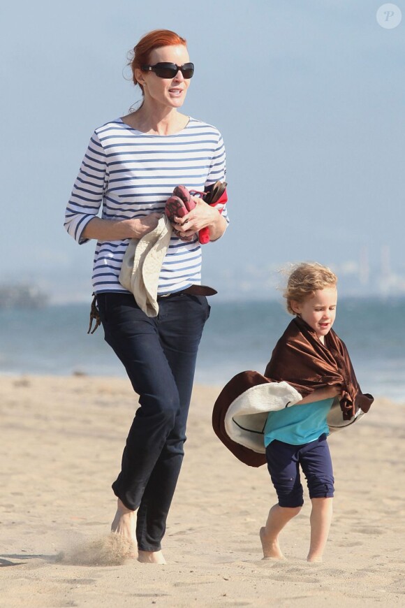 Marcia Cross et sa petite Savannah se balade sur la plage  à Santa Monica, Los Angeles, le 22 avril 2011.