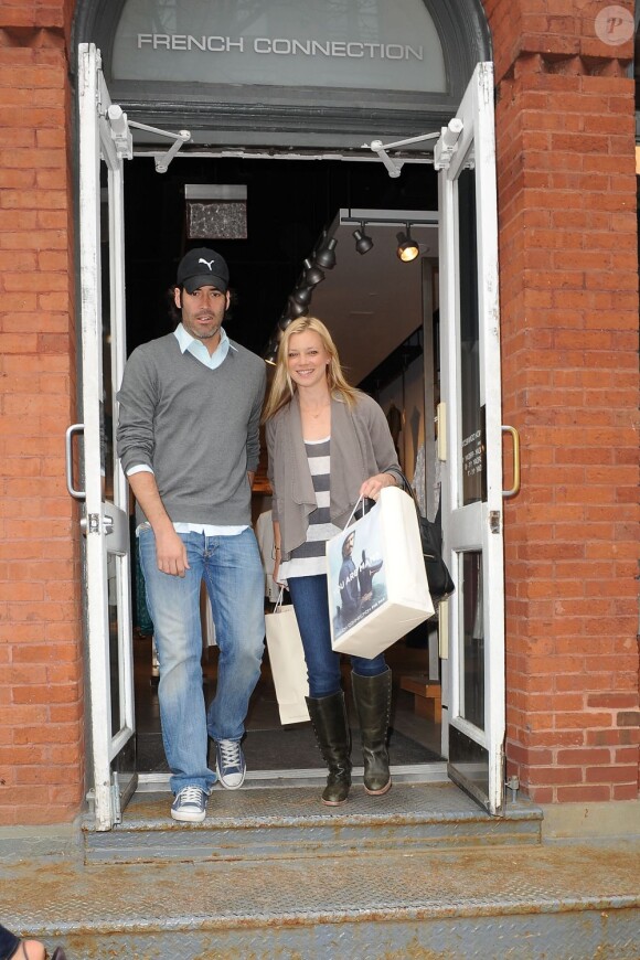 Amy Smart et son fiancé Carter Oosterhouse en train de faire du shopping dans les rues de New York, le 22 avril 2011.