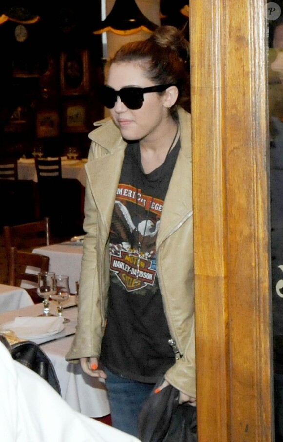 Miley Cyrus se rend au restaurant Plaza Mayor avec sa maman Tish, lundi 9 mai, à Buenos Aires, en Argentine.