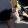 Un fan de Keira Knightley perd le contrôle alors que la star sort du Daily Show de Jon Stewart à New York le 9 mai 2011