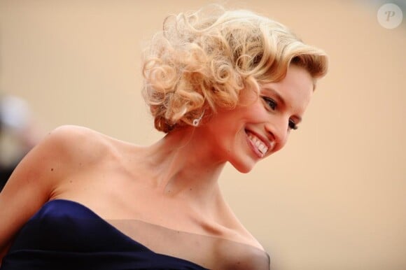 Karolina Kurkova sur le tapis rouge pour l'ouverture du Festival de Cannes