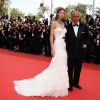 Bianca Balti sublime en fourreau blanc au bras du patron de De Grisogono  dont elle est l'ambassadrice. Ici, lors de la cérémonie d'ouverture du  64ème Festival de Cannes, le 11 mai 2011
