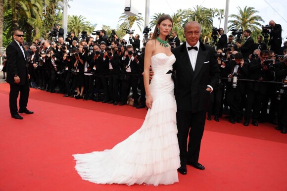 Bianca Balti sublime en fourreau blanc au bras du patron de De Grisogono  dont elle est l'ambassadrice. Ici, lors de la cérémonie d'ouverture du  64ème Festival de Cannes, le 11 mai 2011