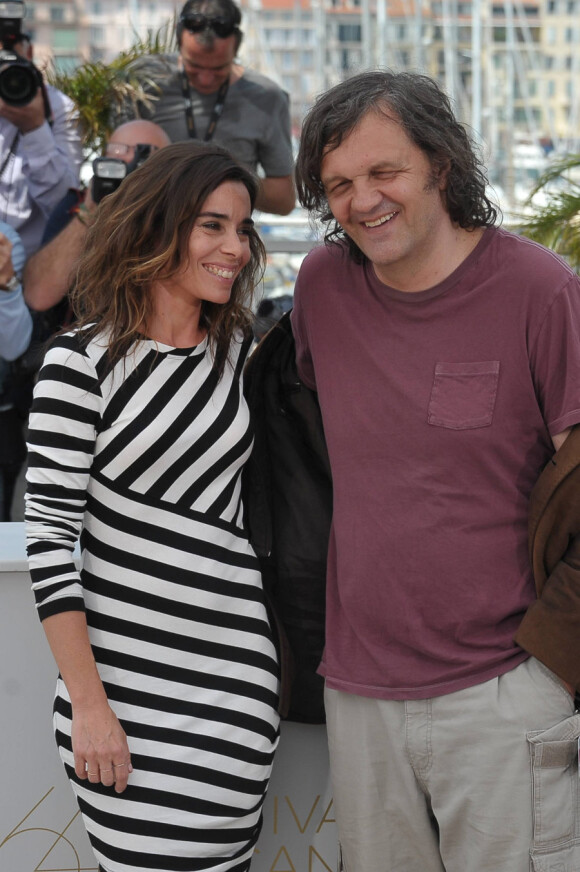 Elodie Bouchez et Emir Kusturica (président) lors du photocall du jury de la section Un Certain Regard au festival de Cannes le 12 mai 2011