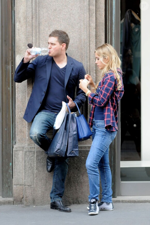 Michael Bublé et sa femme Luisana font du shopping à Milan le 26 avril 2011