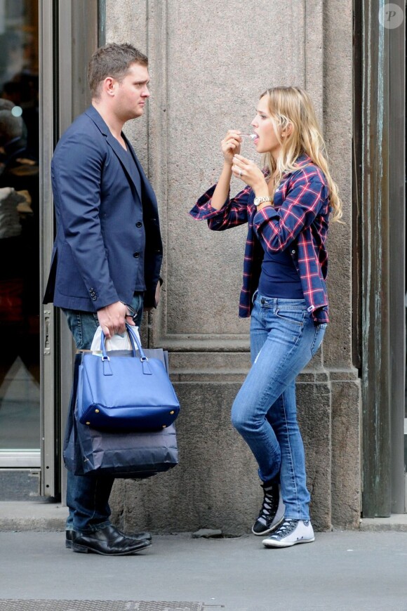 Michael Bublé et sa femme Luisana font du shopping à Milan le 26 avril 2011