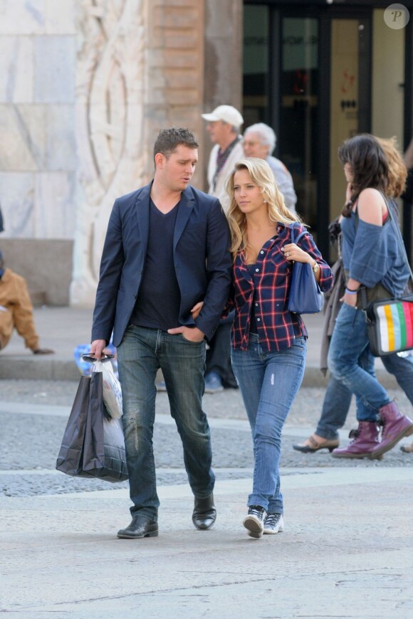 Michael Bublé et sa femme Luisana font du shopping à Milan le 26 avril 2011