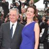 Carole Bouquet et Jacques Attali montent les marches du Festival de Cannes, le 12 mai 2011.