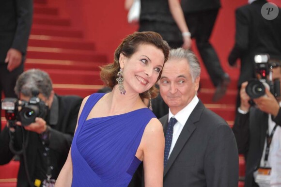 Carole Bouquet est radieuse sur le tapis rouge du Festival de Cannes pour découvrir le premier film en compétition, Sleeping Beauty, le 12 mai 2011.