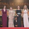 Emily Browning et l'équipe du film en compétition Sleeping Beauty vient d'arriver en haut du Palais des festivals à Cannes, le 12 mai 2011.
