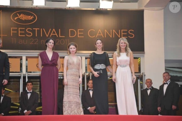 Emily Browning et l'équipe du film en compétition Sleeping Beauty vient d'arriver en haut du Palais des festivals à Cannes, le 12 mai 2011.