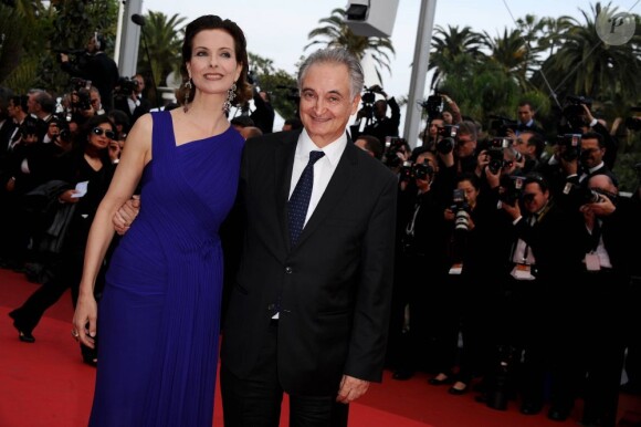 Carole Bouquet est à tomber avec sa longue robe sur le tapis rouge du Palais des festivals. Cannes, 12 mai 2011