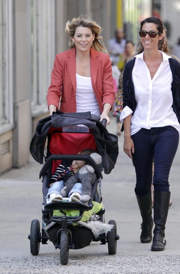 Ellen Pompeo se balade avec sa fillette Luna et une amie dans le quartier de Soho à New York, le 12 mai 2011.