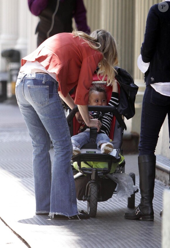 Ellen Pompeo se balade en famille dans le quartier de Soho à New York, le 12 mai 2011.