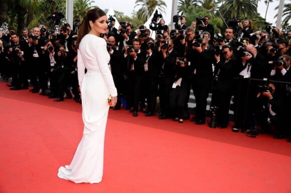 Cheryl Cole face aux photographes. Un exercice qu'elle connaît bien. Elle est époustouflante de beauté pour la montée des marches du 64e Festival de Cannes le 13 mai. 