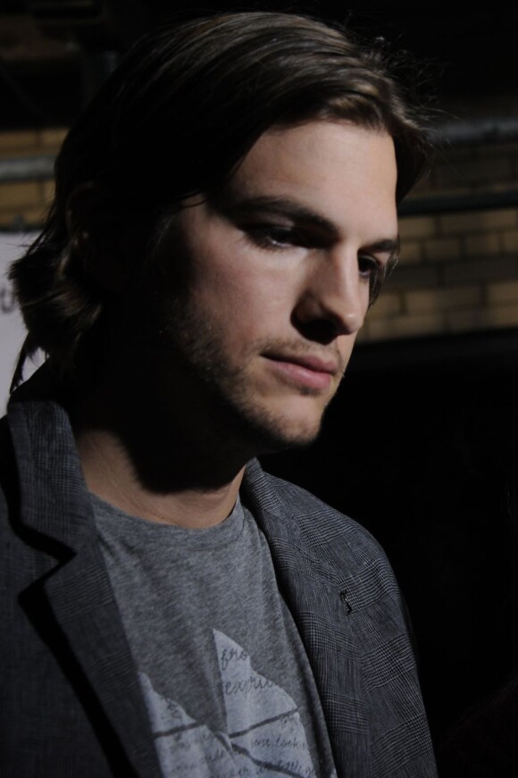 Ashton Kutcher participe à l'opération Real men d'ont buy girls, en avril 2011 à New York.