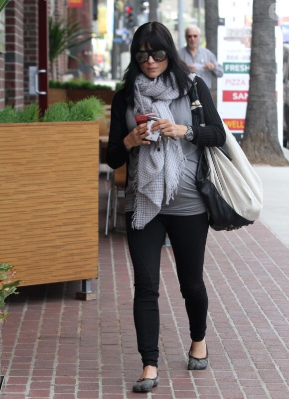 Selma Blair, enceinte, est allée faire du shopping le 13 mai 2011 à Los Angeles 