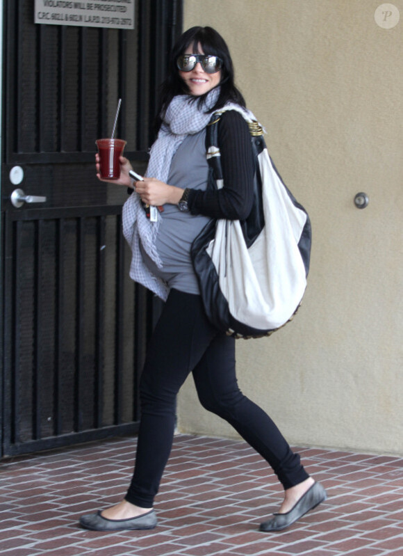 Selma Blair, enceinte, est allée faire du shopping le 13 mai 2011 à Los Angeles 