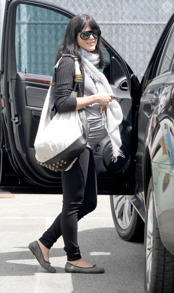 Selma Blair se promène dans Studio City à Los Angeles pour une petite séance de shopping le 13 mai 2011