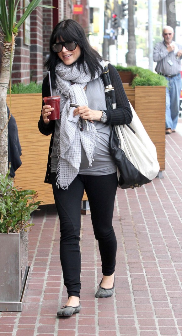 Selma Blair se promène dans Studio City à Los Angeles pour une petite séance de shopping le 13 mai 2011