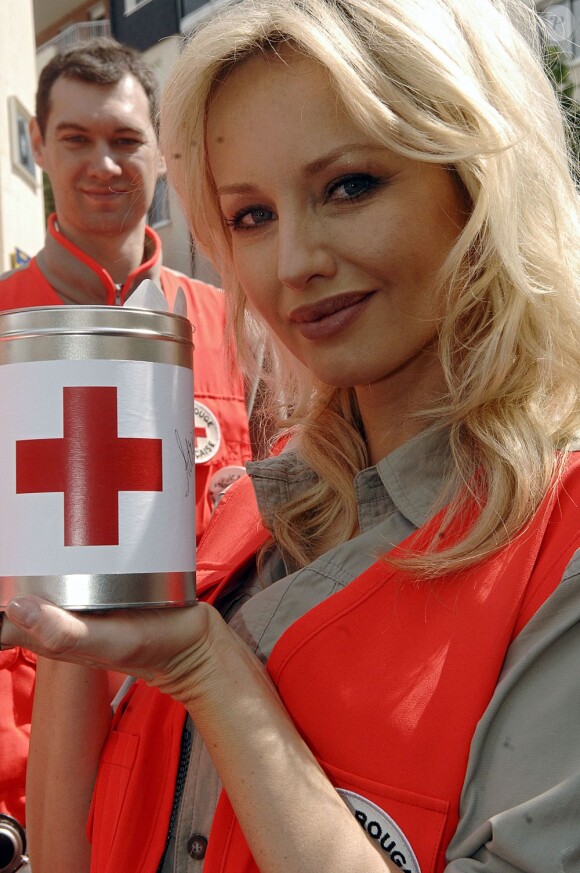 Adriana Karembeu, lors de l'ouverture de la quête annuelle de la Croix-Rouge, en mai 2008.