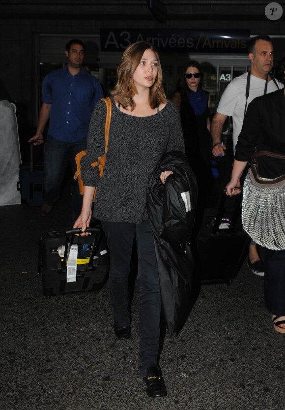 Elizabeth Olsen arrive à l'aéroport de Nice, le 14 mai 2011.