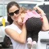 Jennifer Garner et sa fille Seraphina quittent le supermarché Gelson à Brentwood, Los Angeles, le 13 mai 2011