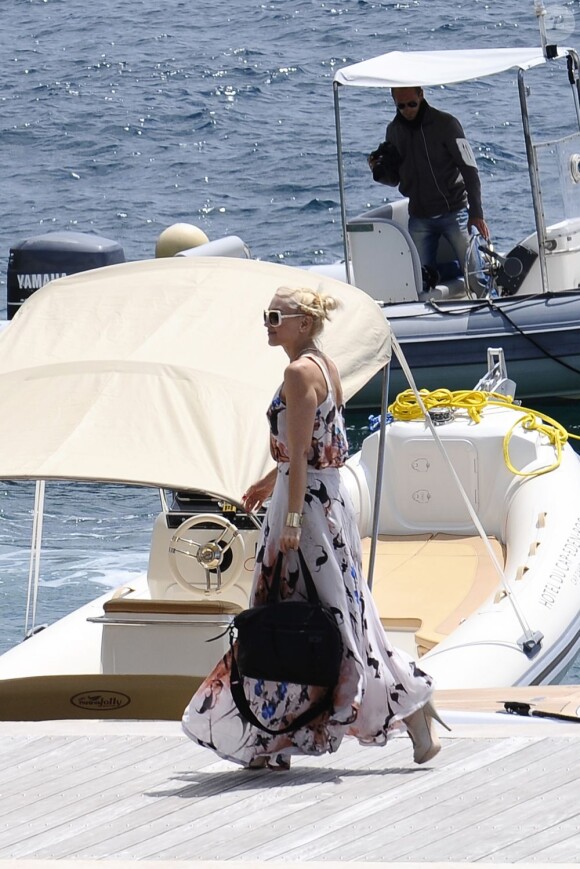 Robe longue, boots à talons et lunettes XXL... Gwen Stefani a toujours la classe. Seul hic : son sac trop sporty pour son look bohème chic. Antibes, 15 mai 2011