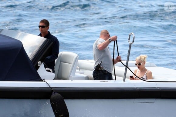 Après une journée en famille sur un yacht de luxe, Gwen Stefani rejoint l'hôtel Eden Roc... pour parler business ? Antibes, 15 mai 2011