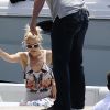 Après une journée avec son mari Gavin et ses fils, Kingston et Zuma, Gwen Stefani rejoint un ami à l'Eden Roc. Antibes, 15 mai 2011