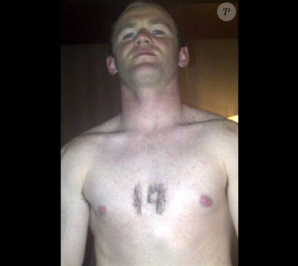 Wayne Rooney s'est épilé le torse de façon à laisser apparaitre le chiffre 19. Le nombre de titres gagnés par Manchester United. Il a ensuite posté la photo sur le Net