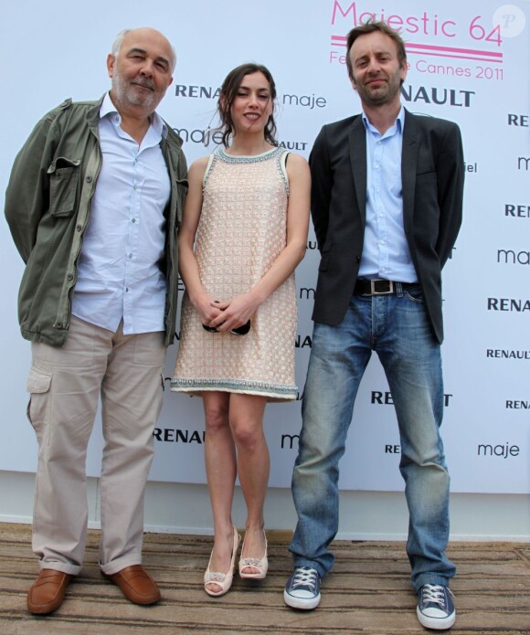 Gérard Jugnot, Olivia Ruiz et Martin Valente sur la plage du Majestic 64 à Cannes le 15 mai 2011