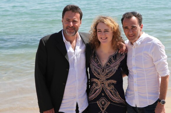 Philippe Chavreau, Joséphine de Meaux et Elie Semoun sur la plage du Majestic 64 à Cannes le 15 mai 2011