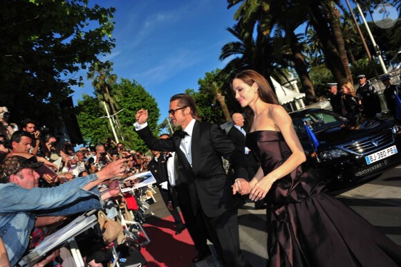 Angelina Jolie et Brad Pitt signent des autographes lors de leur passage sur le tapis rouge du 64e Festival de Cannes, à l'occasion de la présentation de The Tree of Life, le 16 mai 2011.