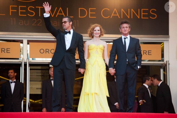 Brad Pitt, la belle Jessica Chastain et Sean Penn lors de la montée des marches de The Tree of Life, dans le cadre du 64e Festival de Cannes, le 16 mai 2011.