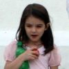 Katie Holmes et sa fille Suri en train de se balader et de partager des pommes après avoir quitté le studio où Tom Cruise tourne son prochain film Rock of Ages à Miami le 16 mai 2011.