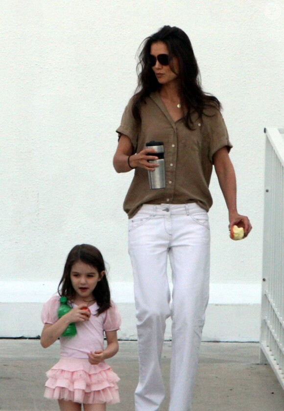 Katie Holmes et sa fille Suri en train de se balader et de partager des pommes après avoir quitté le studio où Tom Cruise tourne son prochain film Rock of Ages à Miami le 16 mai 2011.