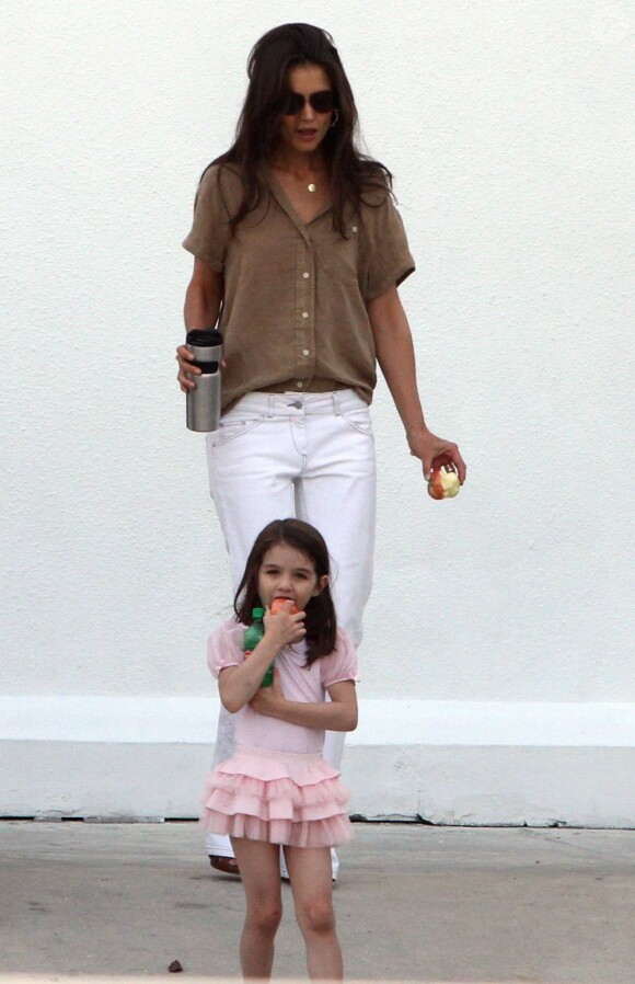 Katie Holmes et sa fille Suri en train de se balader et de partager des pommes après avoir quitté le studio où Tom Cruise tourne son prochain film Rock of Ages à Miami le 16 mai 2011.