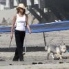 Jennifer Aniston et son chien Norman à Malibu en septembre 2005