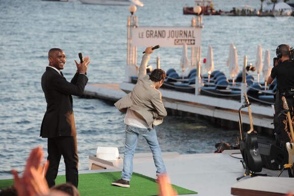 Jamel Debbouze et Samuel Eto'o au Grand Journal de Canal+ le 16 mai 2011 à Cannes