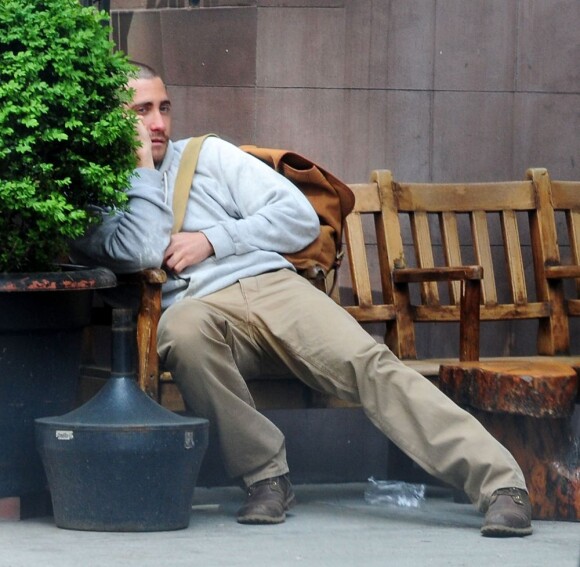 Jake Gyllenhaal dans le quartier de Chelsea à New York le 2 mai dernier. N'assume t-il pas ses cheveux tout courts ?